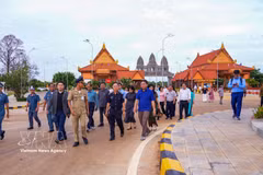 Representatives of the Department for Roads of Vietnam and Cambodia's Ministry of Public Works and Transport during their survey at the Meun Chey International Border Gate in Cambodia's Prey Veng province on July 13, 2026. (Photo: VNA)