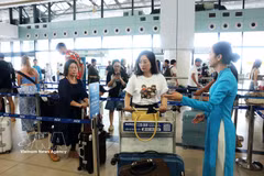 Passengers at Noi Bai International Airport. (Photo: VNA)