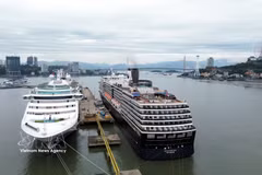 Quang Ninh's seaport infrastructure, including the Ha Long International Cruise Port, is capable of serving large cruise ships. (Photo: VNA)
