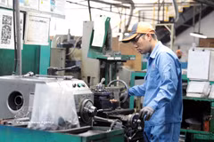 Production lines at Cosmot 1 Technology Co., Ltd. in Phu Tho province operate smoothly, meeting market demand and creating jobs for local workers. (Photo: VNA)