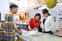 A Vietnamese business introduces durian cakes to Chinese visitors at the 22nd China-ASEAN Expo (CAEXPO) in 2025. (Photo: VNA) 