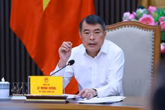 Prime Minister Le Minh Hung at the working session with the Ministry of Health and relevant ministries and agencies on September 8 to discuss a draft law amending and supplementing several laws in the healthcare sector. (Photo: VNA)