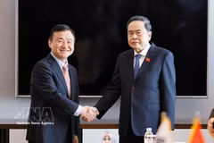 NA President Tran Thanh Man (R) and Roh Tae-moon, CEO of Samsung Electronics (Photo: VNA)