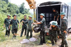 The operation to remove the bomb is carried out cautiously and meticulously by military forces. (Photo: VNA)