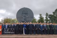 General Secretary of the Communist Party of Vietnam Central Committee and President To Lam and the Vietnamese delegation pose for a group photo in front of the President Ho Chi Minh Monument at Ho Chi Minh Square in Moscow on September 8. (Photo: VNA)