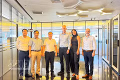 Vietnamese Ambassador to Israel Nguyen Ky Son (third from left) and Prof. Yuval Elovici (third from right), Director of the BGU’s cyber security research centre, and others pose for a group photo (Photo: VNA)