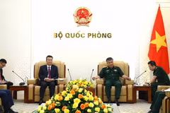 Deputy Minister of National Defence Sen. Lieut. Gen. Nguyen Van Hien (R) and Chinese Assistant Minister of Public Security Lyu Wuqin. (Photo: qdnd.vn)