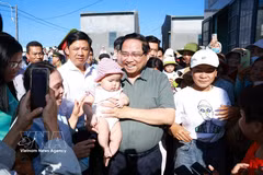 Prime Minister Pham Minh Chinh visits and extends New Year greetings to residents in the Quang Duc resettlement area, Tuy An Nam commune, Dak Lak province, on March 1. (Photo: VNA)