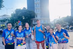 Young volunteers in Nha Trang City are promoting local tourism destinations and assisting foreign visitors. (Photo: VNA)