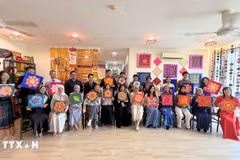 UBD students decorate traditional Vietnamese and Bruneian motifs during a cultural exchange (Photo: VNA)
