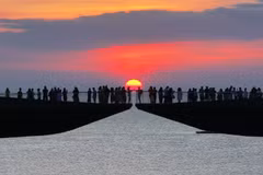 Tourists watch the sunset from the Kiss Bridge in Phu Quoc special zone, An Giang province. (Photo published by VNA)