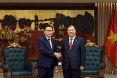 Permanent Deputy Prime Minister Pham Gia Tuc (right) reveives Lao Minister of Agriculture and Environment Linkham Douangsavanh in Hanoi on July 14. (Photo: VGP/PN)