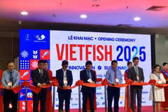 Delegates cut the ribbon to open the exhibition on August 20. (Photo: VNA)