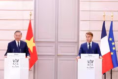 General Secretary of the Communist Party of Vietnam (CPV) Central Committee and President To Lam (left) and French President Emmanuel Macron meet with the press on September 10 in Paris. (Photo: VNA)