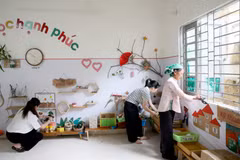 Teachers and parents clean a classroom at the Then Sin kindergarten in Sin Suoi Ho commune, Lai Chau province, to prepare for the new school year. (Photo: Lai Chau Newspaper)
