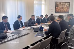 Minister of Finance Ngo Van Tuan (third from left) works with Rothschild & Co (Photo: VNA) 