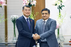 Prime Minister Le Minh Hung (left) receives with ACME Vice Chairman Sanjay Dhawan (Photo: VNA)