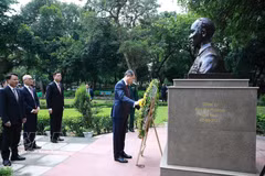 Prime Minister Le Minh Hung and a high-ranking delegation of Vietnam lay a wreath at the statue of President Ho Chi Minh in G20 Park in the Indian capital of New Delhi on September 12 (Photo: VNA)