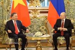 General Secretary of the Communist Party of Vietnam Central Committee and President To Lam (left) holds a private meeting with Russian President Vladimir Putin as part of his State visit to Russia on September 7 - 9 (Photo: VNA)