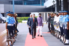 Prime Minister Le Minh Hung arrives at Indira Gandhi International Airport in New Delhi on the morning of September 12 (Photo: VNA)