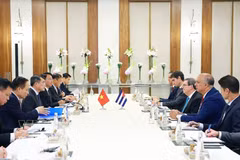 Prime Minister Le Minh Hung (third, left) meets with Bruno Rodriguez Parrilla, Politburo member and Minister of Foreign Affairs of Cuba, in New Delhi on September 12 (Photo: VNA)