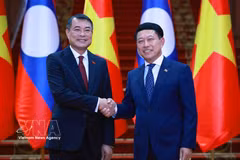 Prime Minister Le Minh Hung (left) holds talks with his Lao Prime Minister Saleumxay Kommasith in Vientiane on October 8. (Photo: VNA)