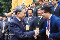 General Secretary of the Communist Party of Vietnam Central Committee and President To Lam meets with prominent overseas Vietnamese delegates attending the 4th World Conference on Overseas Vietnamese and the Forum of Overseas Vietnamese Experts and Intellectuals. (Photo: VNA)