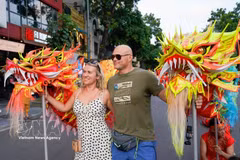 The “Colours of the Five Continents” street festival tales place at the Hoan Kiem Lake pedestrian zone, attracting large crowds of locals and international visitors (Photo: VNA)