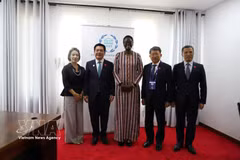 Vice President of the Vietnamese National Assembly Nguyen Hong Dien (second, leff), IPU President Tulia Ackson (centre) and delegates pose for a group photo. (Photo: VNA)