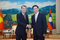 Vietnamese Prime Minister Le Minh Hung (left) meets with General Secretary of the Lao People’s Revolutionary Party (LPRP) Central Committee and President of Laos Thongloun Sisoulith in Vientiane on October 8, 2026. (Photo: VNA)