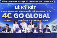 The signing ceremony for the agreement to support online export businesses at the forum (Photo: VNA)