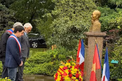 The wreath-laying ceremony at the Ho Chi Minh statue in Montreau Park, France (Photo: VNA)