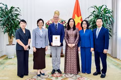 Deputy Minister of Foreign Affairs Le Thi Thu Hang (third, right) on October 8 presents a licence for the reopening of the Korean Broadcasting System (KBS) bureau in Vietnam. (Photo: baoquocte.vn)