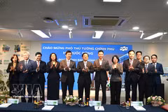 Deputy Prime Minister Ho Quoc Dung (sixth from left) visits the FPT Korea office in Seoul on September 8. (Photo: VNA)