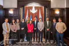 Vietnamese Ambassador to Argentina Ngo Minh Nguyet and young experts from the Argentine Council for International Relations (CARI) pose for a group photo (Photo: VNA)