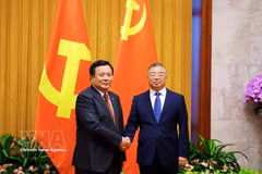 Nguyen Xuan Thang, member of the 13th Party Central Committee's Political Bureau and Chairman of the Central Theory Council (left) and Li Shulei, Politburo member, Secretary of the CPC Central Committee’s Secretariat, and Head of the CPC Central Committee’s Publicity Department, (Photo: VNA)
