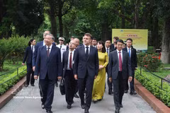 General Secretary of the Communist Party of Vietnam Central Committee and President To Lam and French President Emmanuel Macron visit the President Ho Chi Minh Relic Site at the Presidential Palace in May 2025. (Photo: VNA)