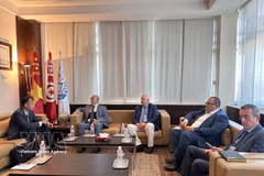 Ambassador Nguyen Nam Duong introduces the investment and business environment in Vietnam to Tunisian businesses. (Photo: Vietnamese Embassy in Egypt)