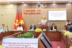 At the working session between Standing Deputy Prime Minister Nguyen Hoa Binh and authorities of central Quang Ngai province (Photo: VNA)
