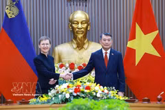 Prime Minister Le Minh Hung (R) and his Liechtenstein counterpart Brigitte Haas (Photo: VNA)
