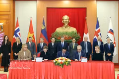 Representatives of Vietnam and the member states of the European Free Trade Association (EFTA) officially sign the Vietnam-EFTA Free Trade Agreement (VEFTA) in Hanoi on October 18 (Photo: VNA)