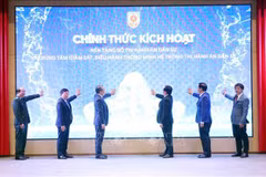 Deputy Prime Minister Ho Quoc Dung (second, left) and Minister of Justice Nguyen Hai Ninh, together with other delegates, at the launch of the national digital platform for civil judgment enforcement and the intelligent operations centre for the civil judgment enforcement system (Photo: VNA)