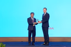 Deputy Minister of Science and Technology Tran Trung Tinh (L), representing the Vietnamese Government, receives the GSMA Government Leadership Award 2026 from the Global System for Mobile Communications Association (GSMA) (Photo: suckhoedoisong.vn)