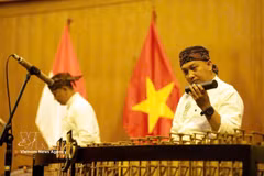 Indonesian artists perform at the Vietnam-Indonesia friendship cultural exchange programme in Ho Chi Minh City. (Photo: VNA)
