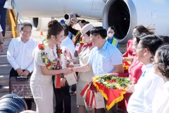 Quang Tri provincial leaders present flowers to welcome passengers arriving on the Cam Ranh–Dong Hoi flight. (Photo: VNA)