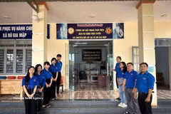 Youth union members in Bu Gia Map commune help local residents complete administrative procedures. (Photo: VNA)