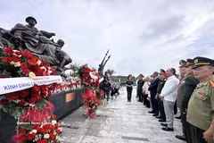 Delegates from the two nations, along with military attachés from several countries accredited to Vietnam, lay flowers in tribute to the Cuban military experts at the memorial monument within the Vietnam Military History Museum in Hanoi on July 10. (Photo: VNA)