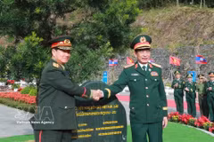 General Phan Van Giang (R) and General Khamlieng Outhakaysone plant a tree at Thanh Thuy border gate. (Illustrative photo: VNA)