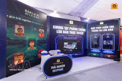The exhibition combines digital technology, simulation models and hands-on activities to help the public gain knowledge of information security in an engaging and easy-to-understand manner. (Photo: VNA)