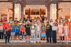 Ex-football stars from Manchester United (MU) and the UK arrives in Da Nang on June 25, 2025. (Photo: VNA)